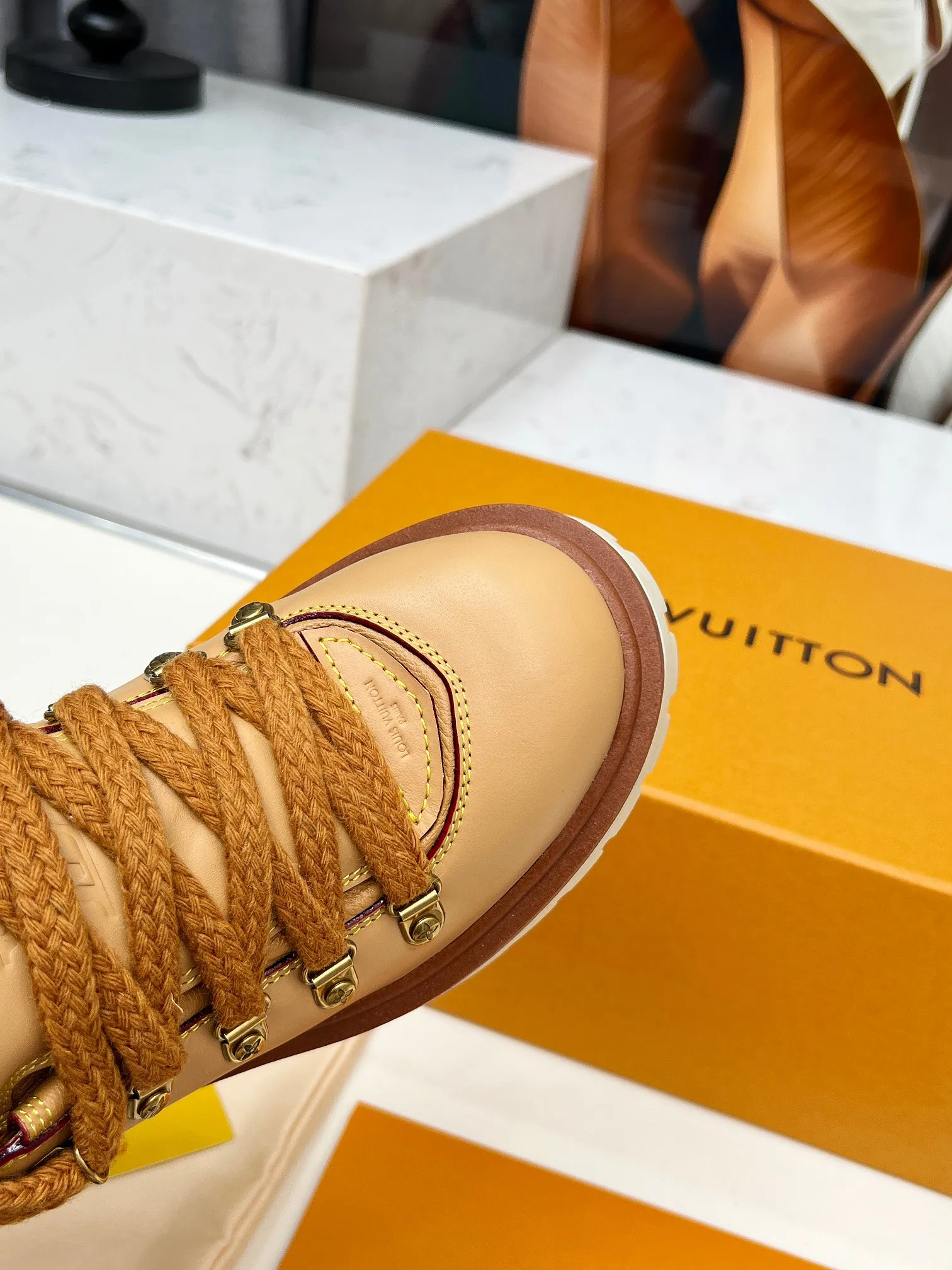p660💰"Couple Style" LV Louis Vuitton's 2025 autumn and winter new style, developed one-to-one from the original version, retro fashionable, handsome and cool mountaineering derby shoes are now available.  Material: Imported first-layer cowhide Lining: Imported lambskin Outsole: Original molded TR non-slip outsole Sole height: 3.5cm Shoe size: Same style for men and women 35-45